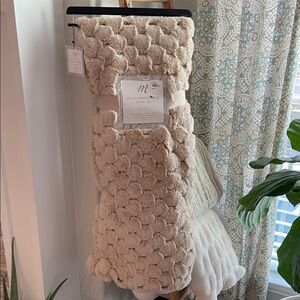 MilliHome Faux Fur Cream Throw Blanket